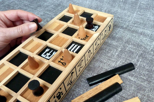 Von Pharaonen zu Familien: Das Senet-Spiel