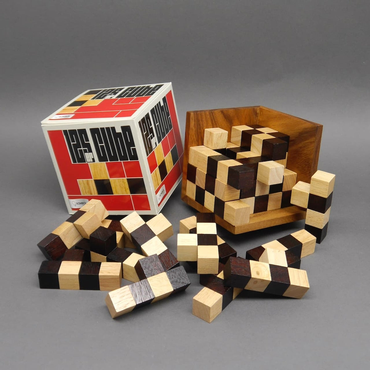 125er Cube Denkspiel aus Holz mit verschachtelten Würfeln und passender Verpackung.