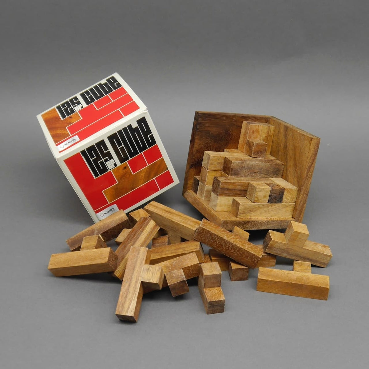 125er Cube Holzpuzzle mit vielen kleinen Holzteilen, ausgelegt als kniffliges Geduldsspiel.