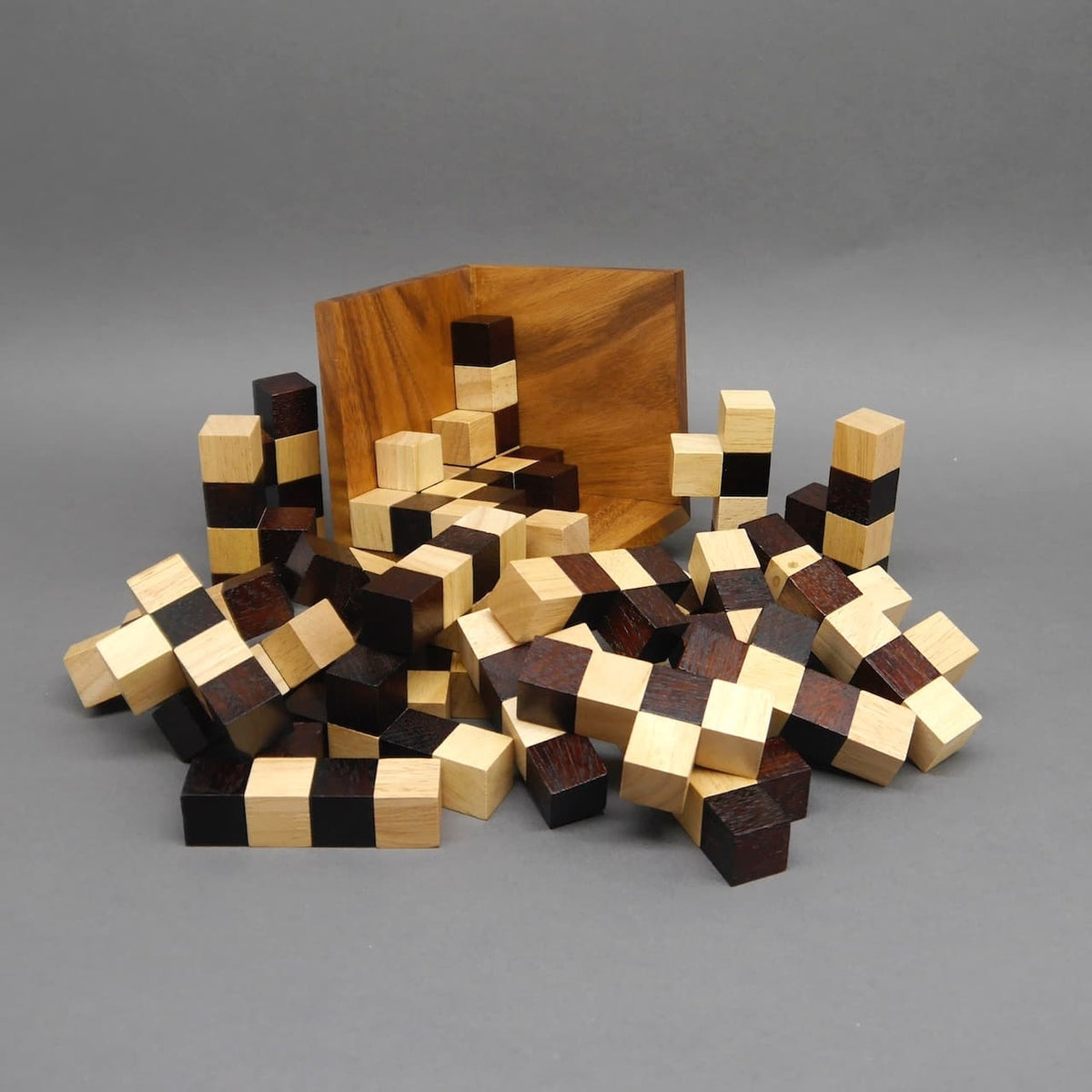 Holzpuzzle 125er Cube als Geduldsspiel mit vielen schwarz-weißen Würfelelementen.