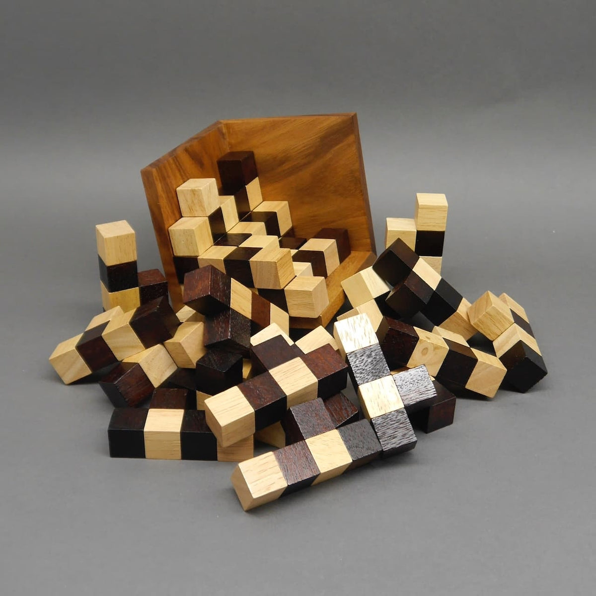 Knobelspiel 125er Cube aus ineinander gesteckten Holzwürfeln als Puzzle und Brainteaser.