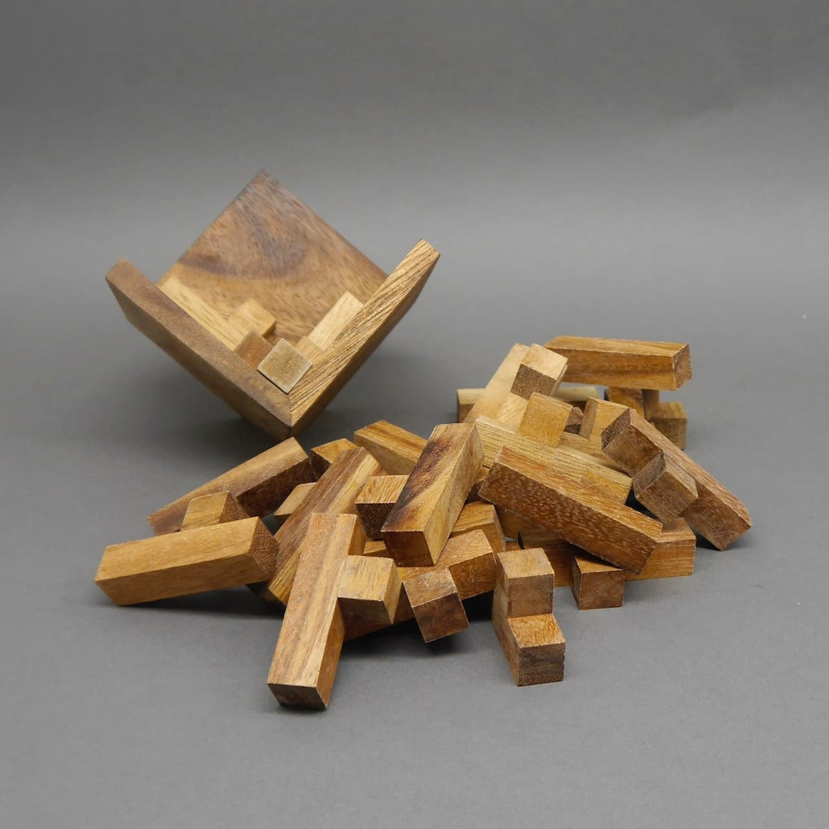 125er Cube Knobelspiel aus Holz mit auseinandergebauten Rätsel-Elementen.
