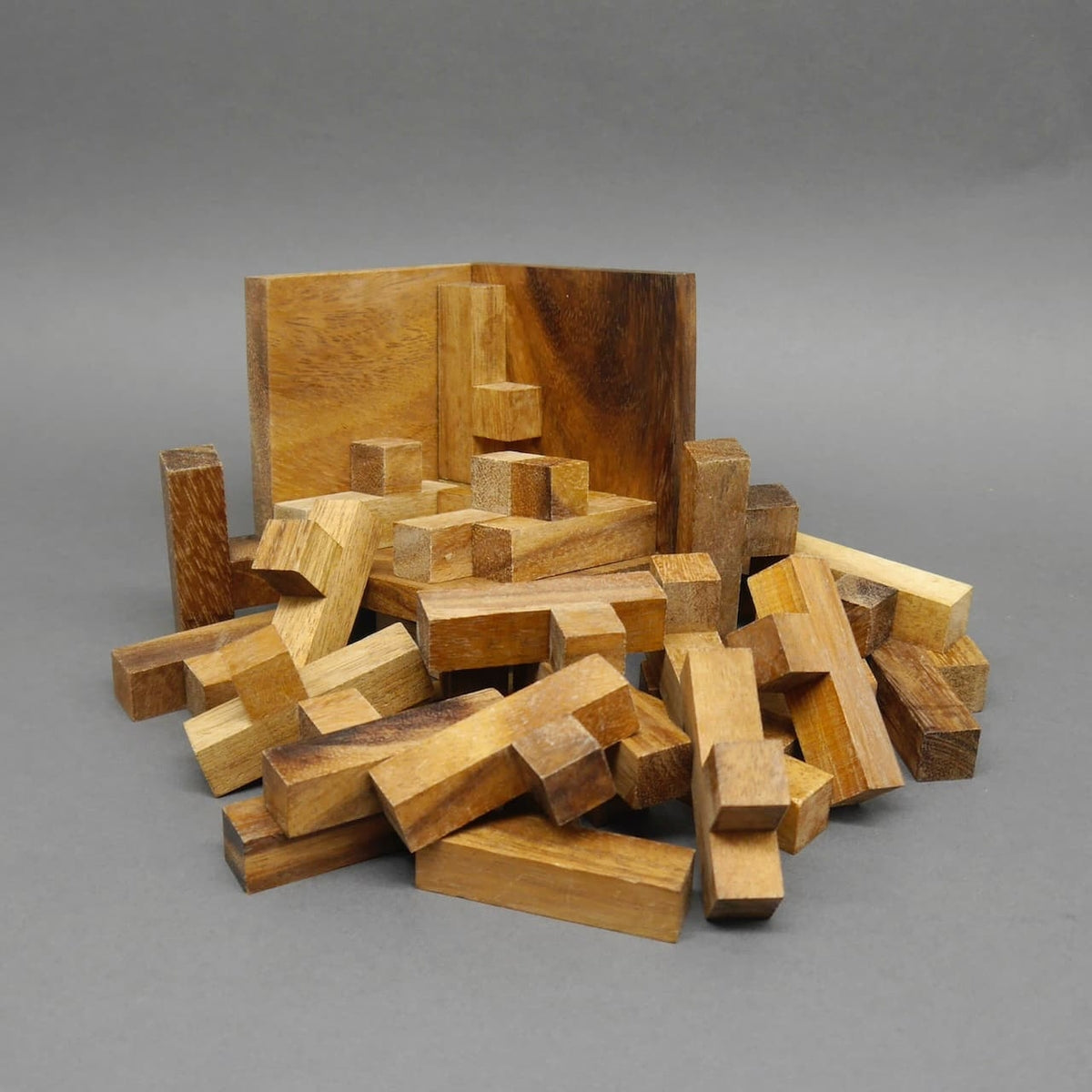 125er Cube wooden puzzle aus Holz, ein klassisches Denksport-Spiel mit vielen Bausteinen.