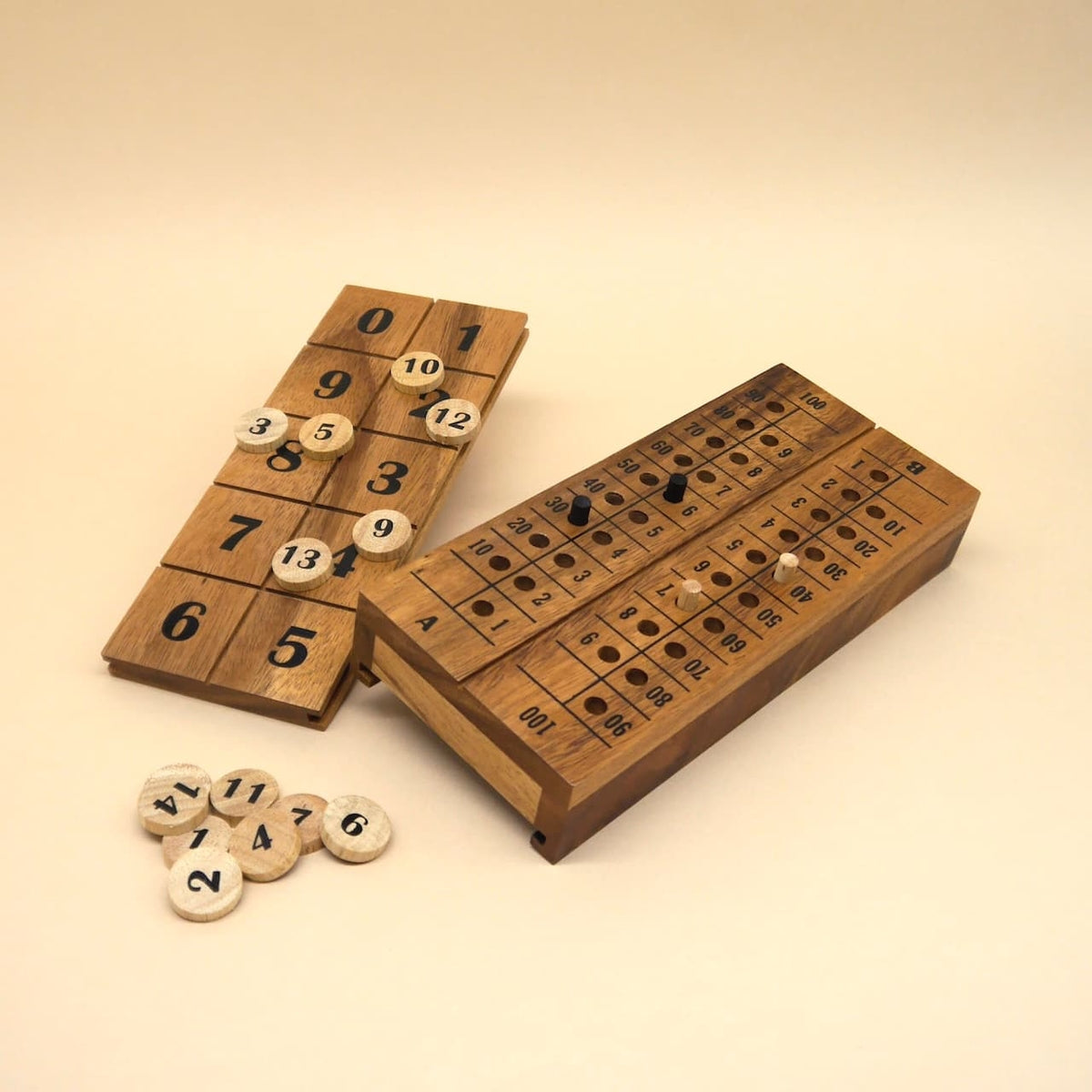 Holz-Denkspiel mit zwei Elementen: nummeriertes Klappbrett und Loch-Zähltafel; Spielsteine und Zahlenplättchen sind verstreut davor angeordnet.