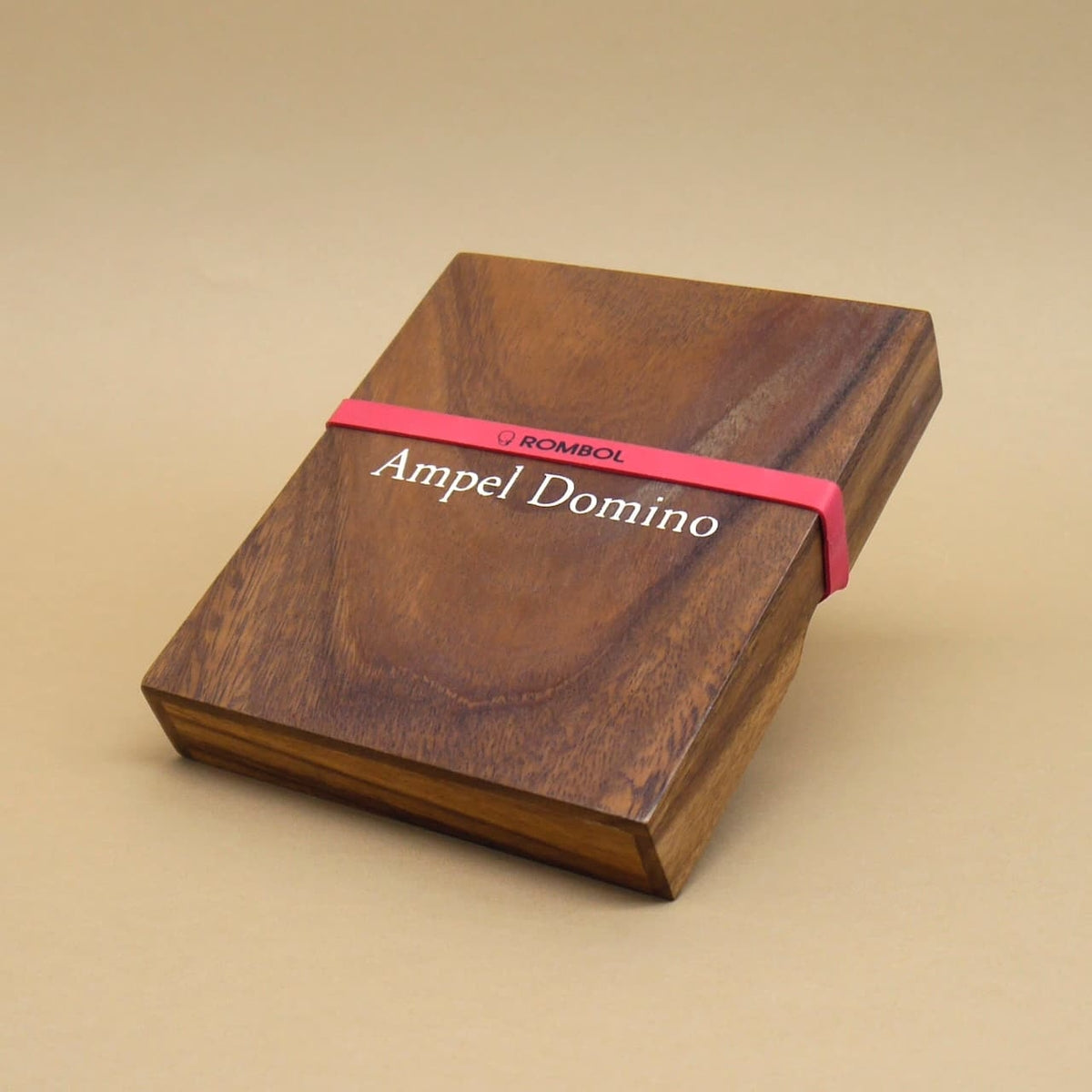 Geschlossene Ampel-Domino-Holzbox mit rotem Gummiband – stilvolle Verpackung für ein klassisches Familienspiel.