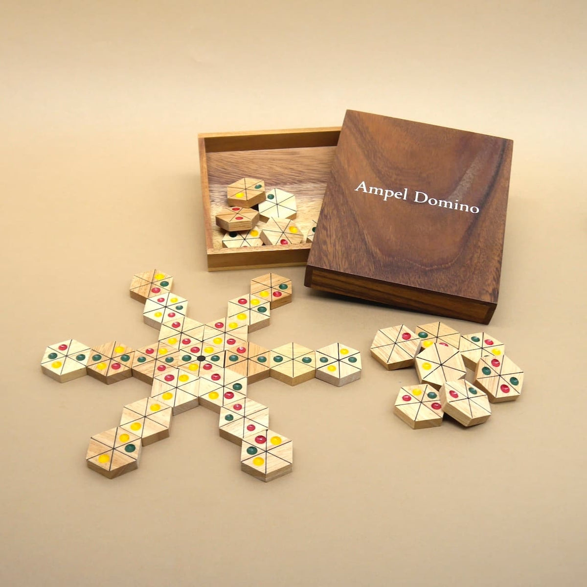 Ampel Domino Brettspiel aus Holz: geöffnete Box mit hexagonalen Steinen, die sternförmig zu einem farbenfrohen Muster ausgelegt sind.