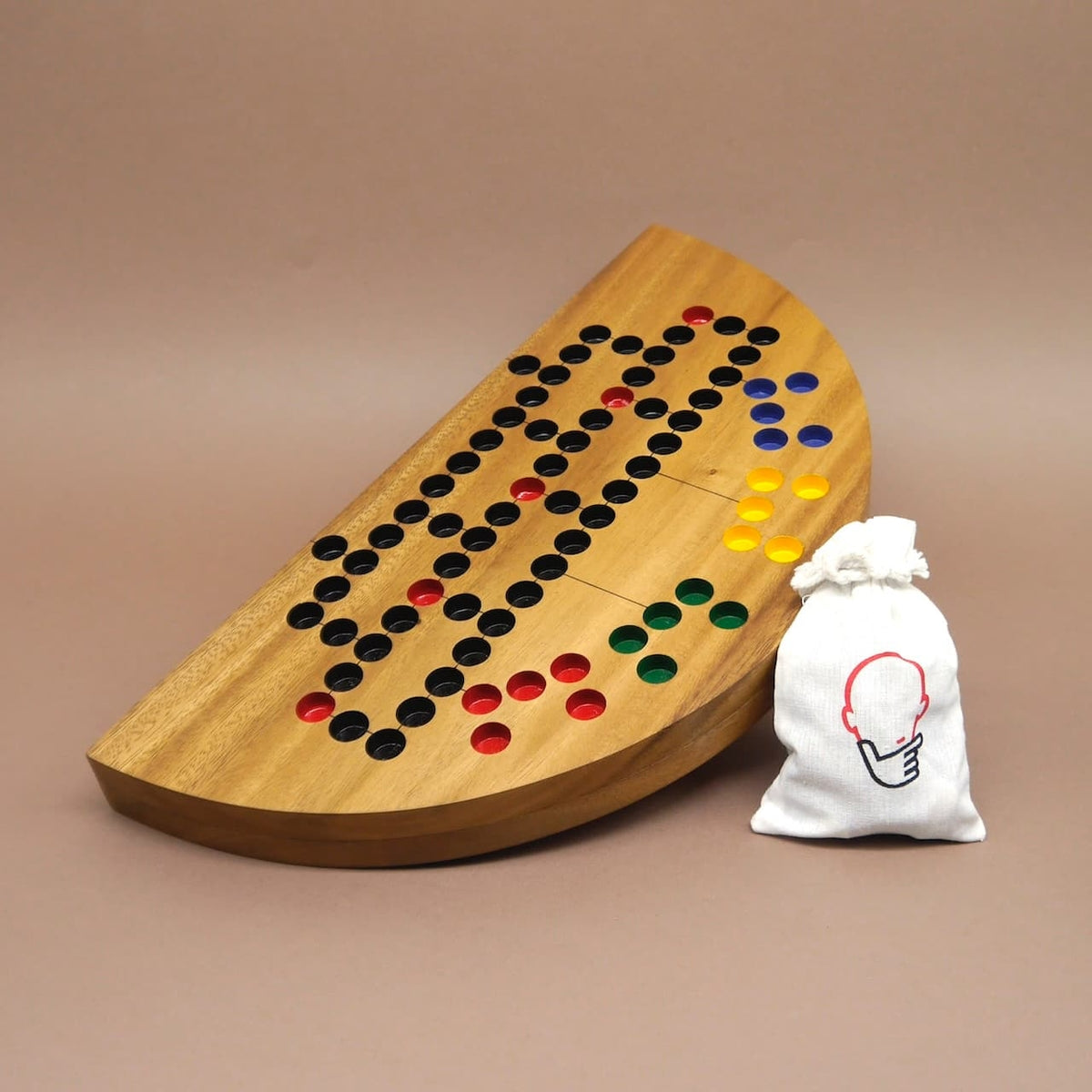 Halbrundes Holzspiel mit bunten Spielfiguren und Stoffbeutel – ideales Familienspiel für Jung und Alt.