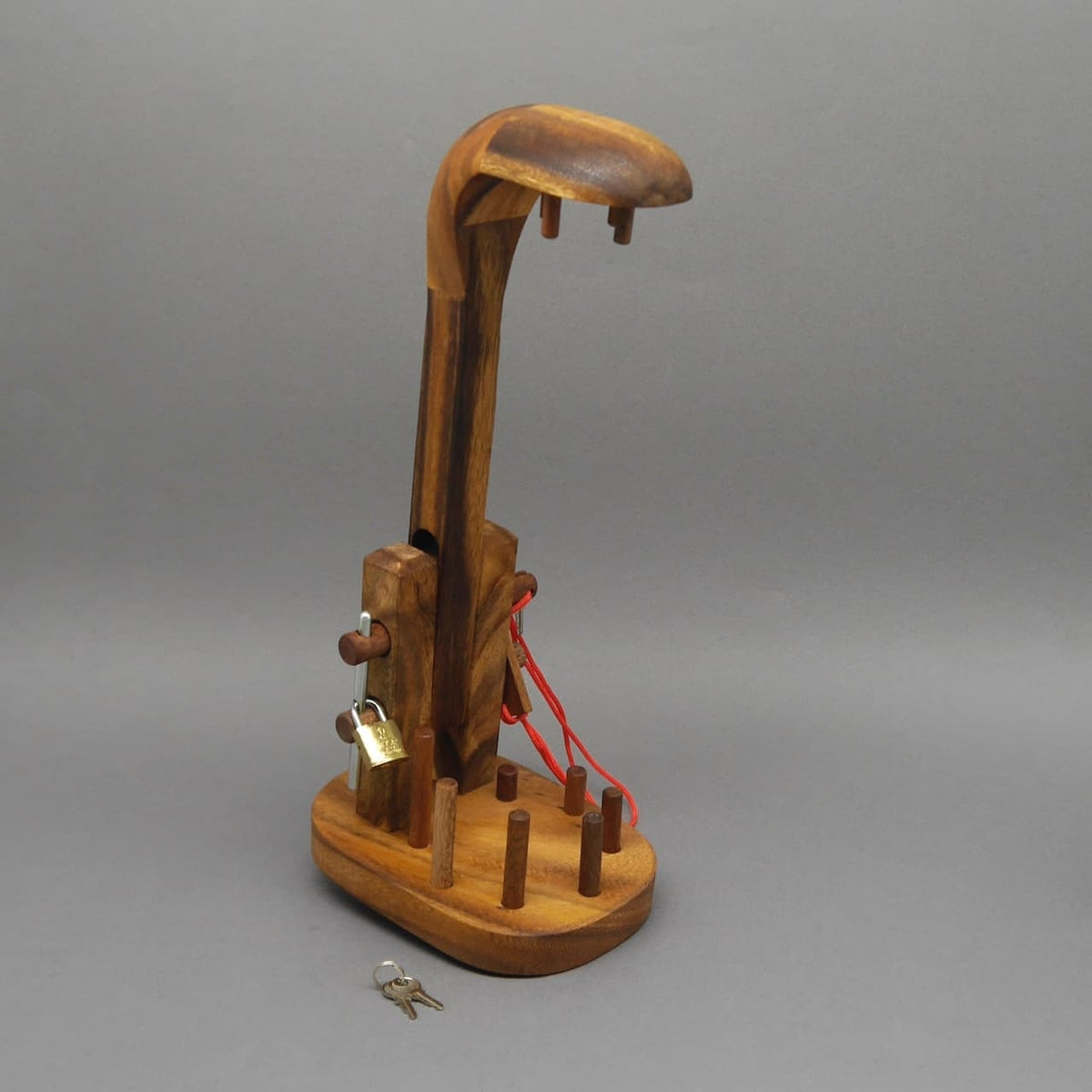Hölzernes Knobelspiel in Form einer Flaschenhalterung mit Schloss und Seilkonstruktion, bei dem die Flasche nur durch Lösen des Puzzles befreit werden kann.
