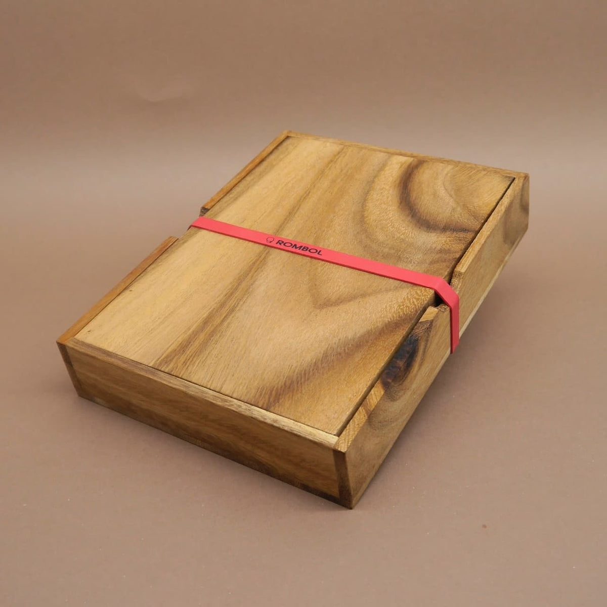 Zusammengeklapptes Cribbage-Spiel in einer kompakten Holzkiste mit Gummiband – praktisches Reisespiel für unterwegs.