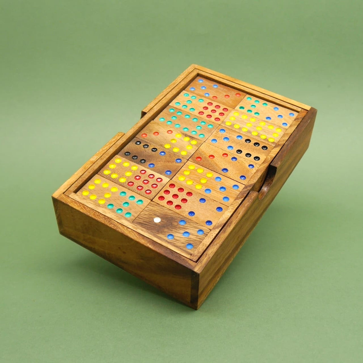 Holz-Domino-Spiel mit farbigen Punkten in einer Holzbox – ideales Kinderspiel und Legespiel.