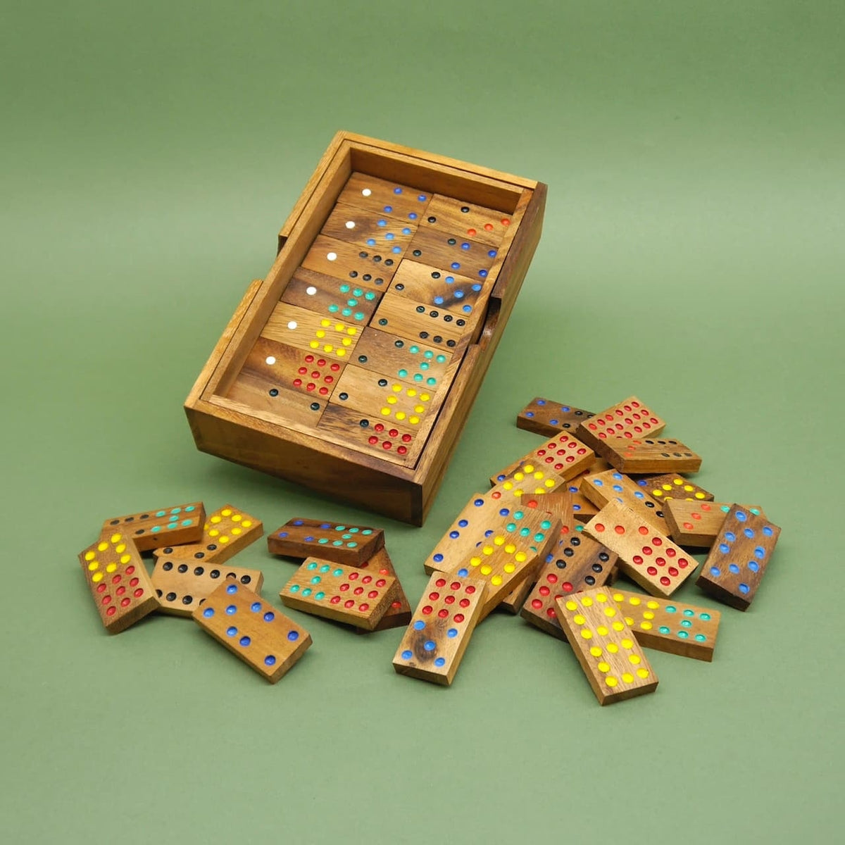 Holzspiel Domino Doppel-9 mit bunten Spielsteinen, teilweise sortiert in einer Schachtel – klassisches Holzspiel für Groß und Klein.