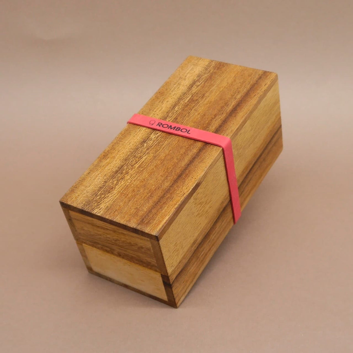 Geschlossene Holzbox mit dem Denkspiel „Doppelter Soma Würfel“, ideal als Knobelspiel und Puzzle.