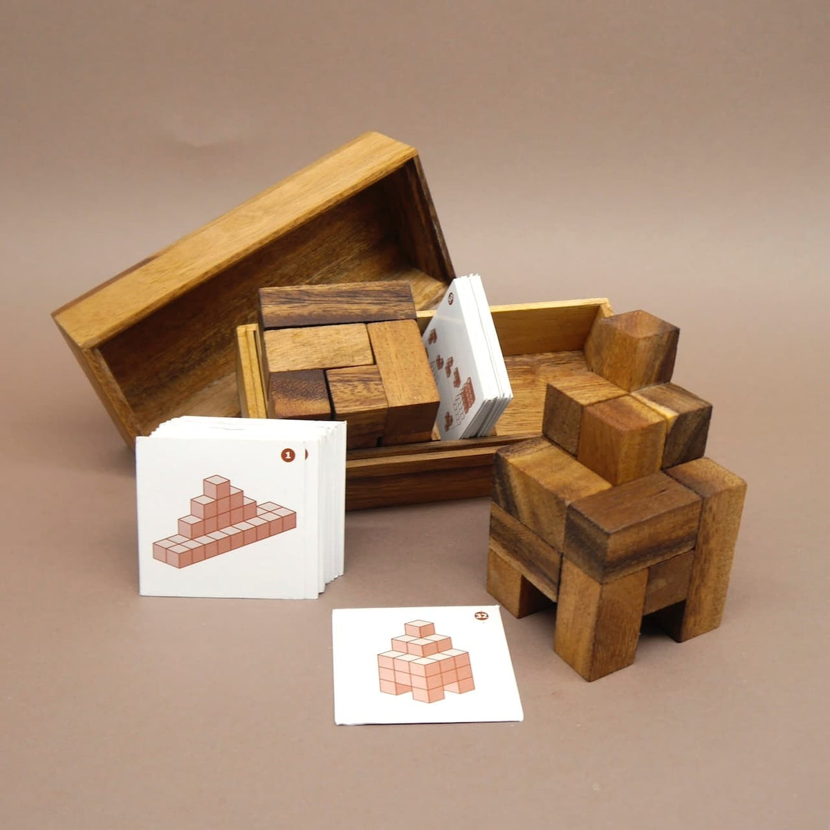 Aufgebautes 3D-Puzzle aus dem Doppelten Soma Würfel – ein anspruchsvolles Holzpuzzle mit Aufgabenkarte.