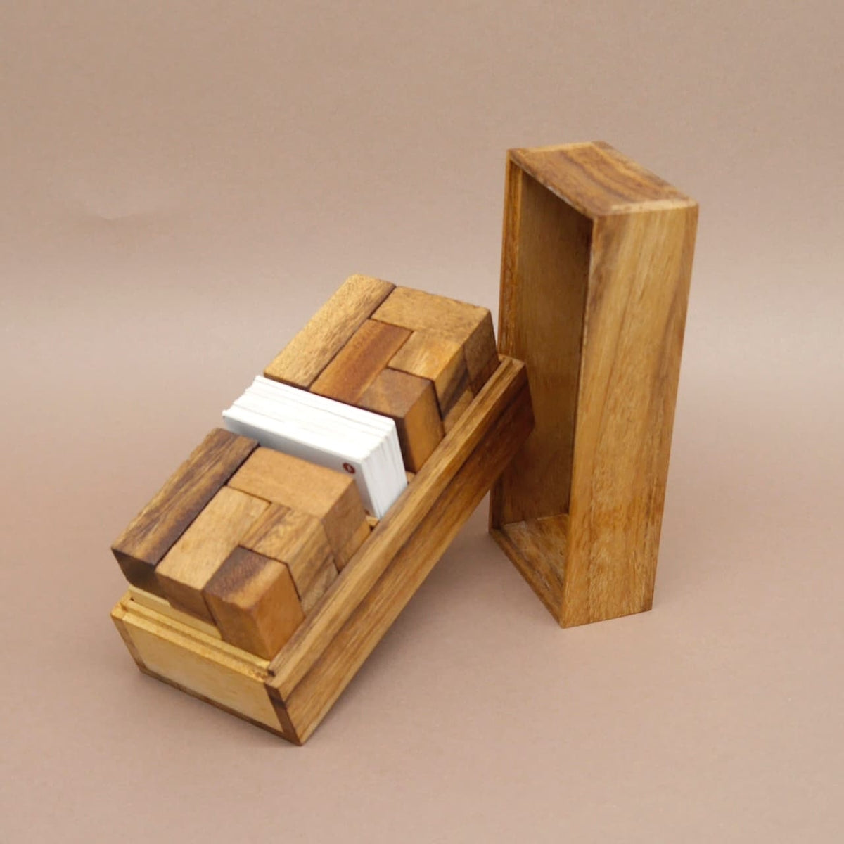 Offene Holzbox mit Bausteinen und Karten des „Wooden Game“ – ein ideales Brain Game und Geduldsspiel.