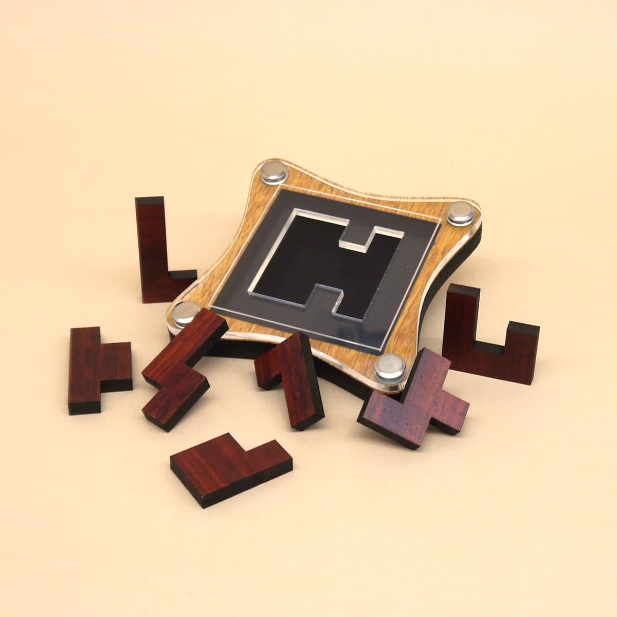 Das Eingeengt-Puzzle mit herausgenommenen Holzteilen, die um das Spielfeld verteilt liegen.