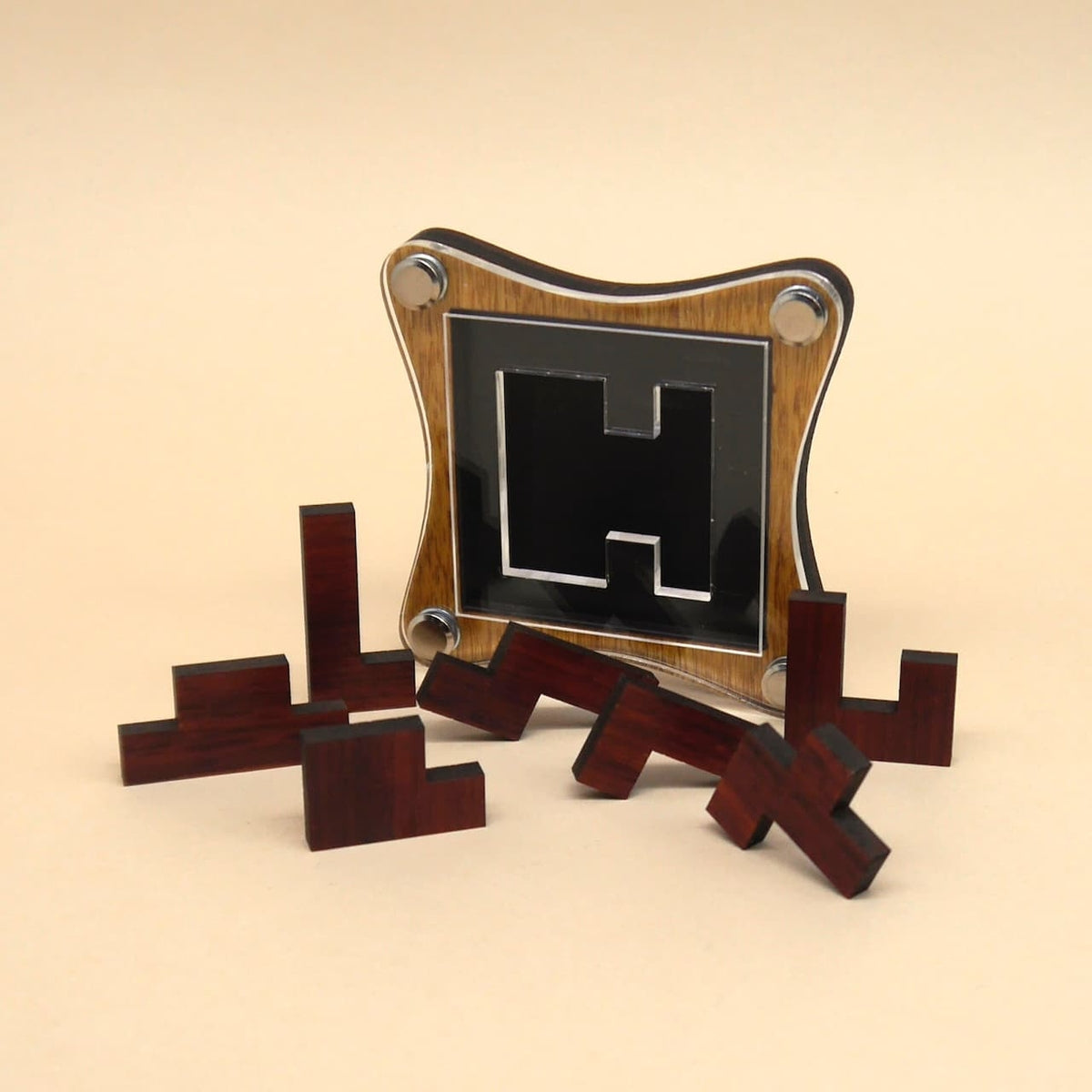 Holz-Knobelspiel mit leerem Spielfeld und verstreuten Puzzleteilen auf hellem Untergrund.