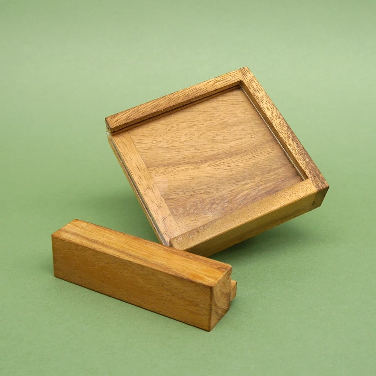 Holztresor mit herausgezogenem Riegel – kreative Geschenkidee zur Hochzeit für Geld‑ oder Gutscheinpräsente.
