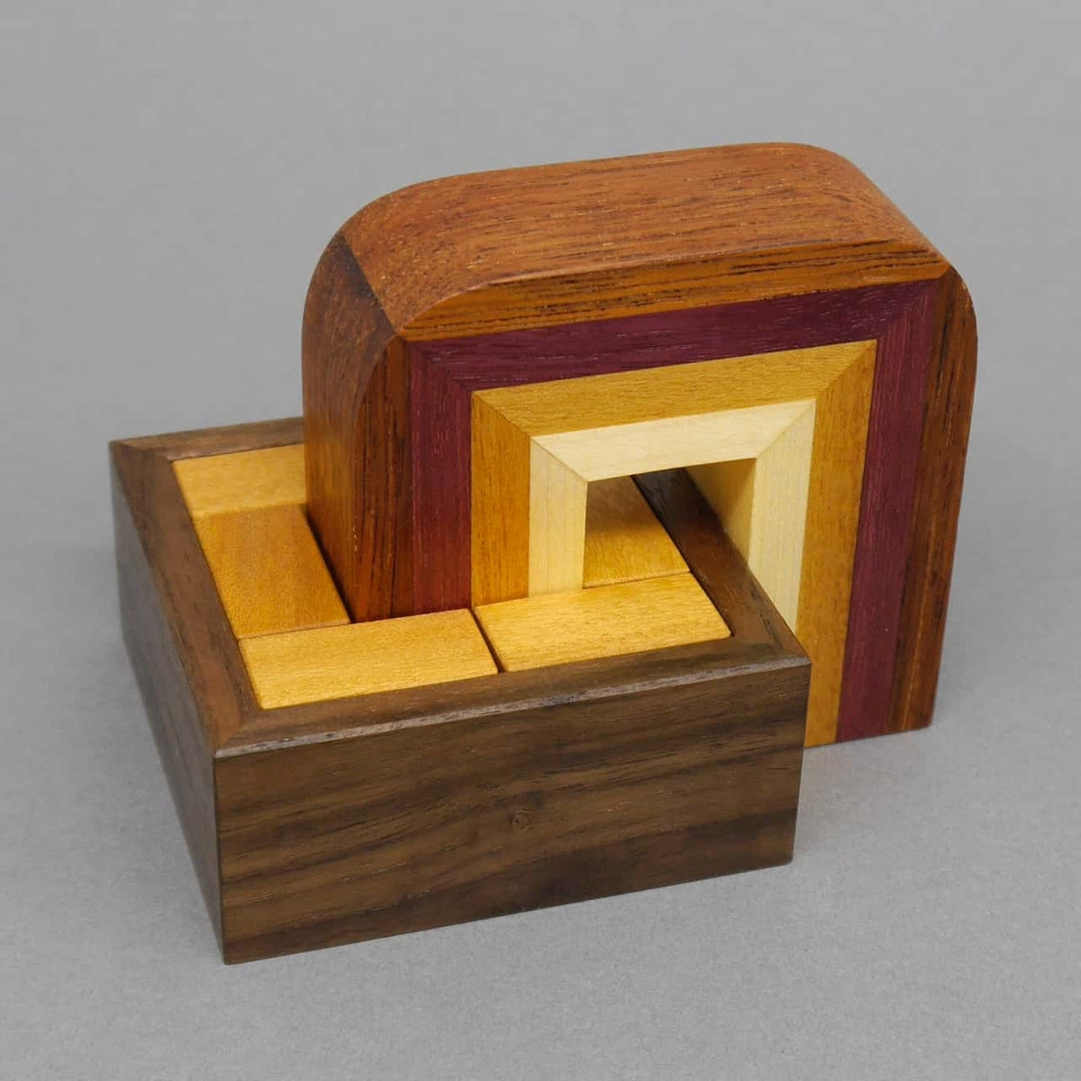 Holzbasiertes Packing-Puzzle mit mehreren geometrischen Elementen, die zu einem festen Körper zusammengesetzt werden können.