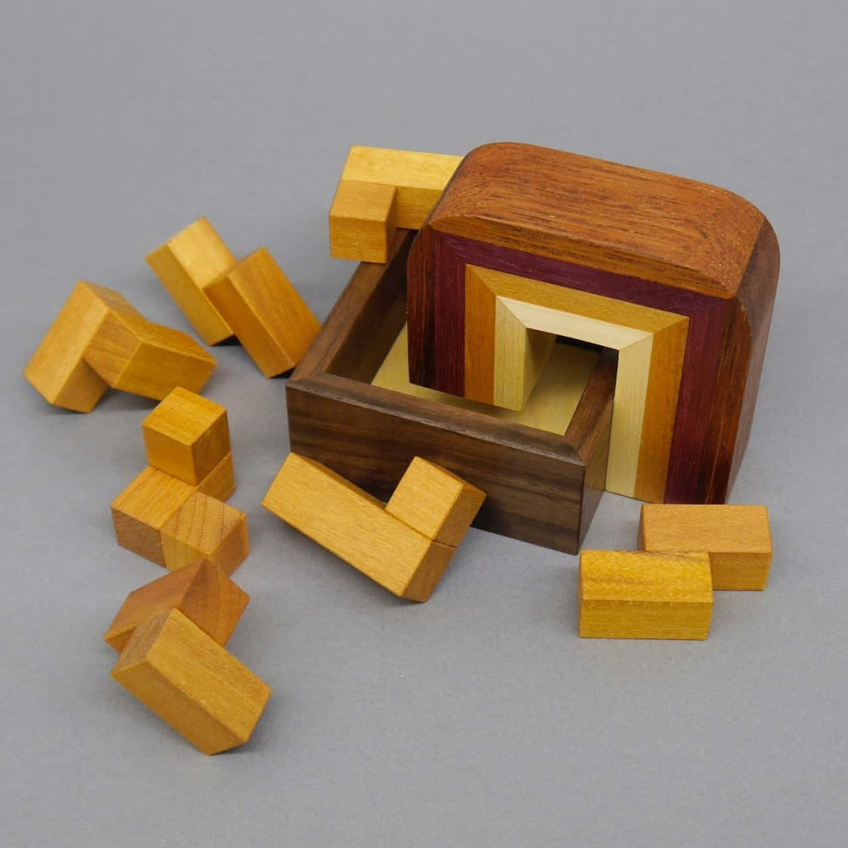 Rätselpuzzle aus Holz mit verschiedenförmigen Teilen, das als Geduldsspiel und IQ-Training dient.