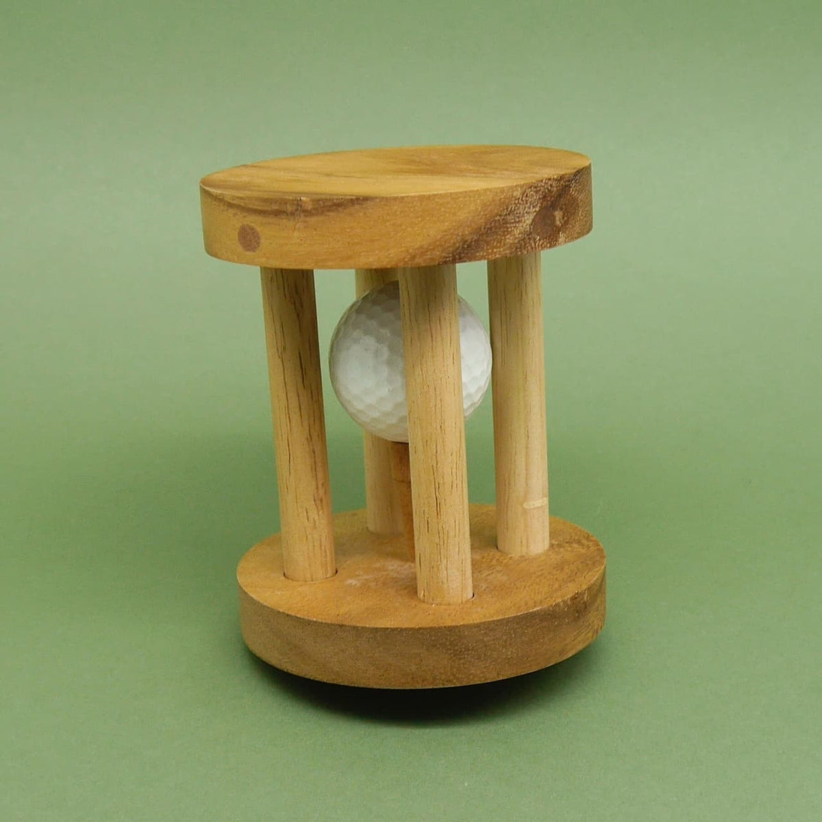Aufrecht stehendes Knobelspiel aus Holz mit drei Stäben; ein Golfball ist zwischen ihnen eingeschlossen.