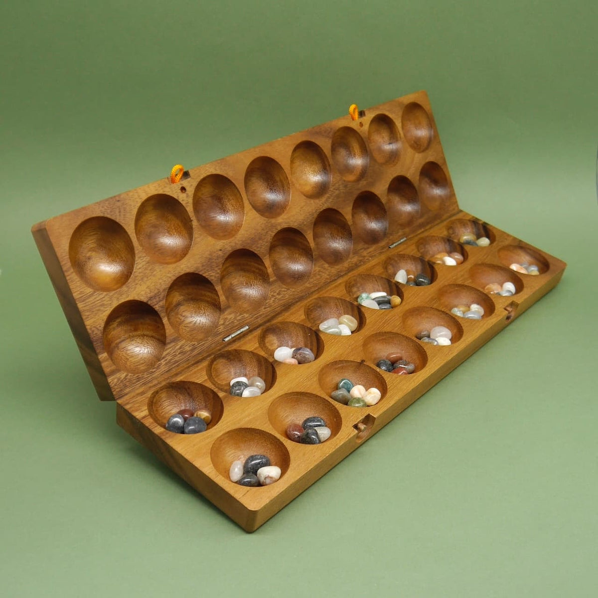 Hus Bao Holzspiel mit bunten Steinen – traditionelles Kindergartenspiel aus Holz.
