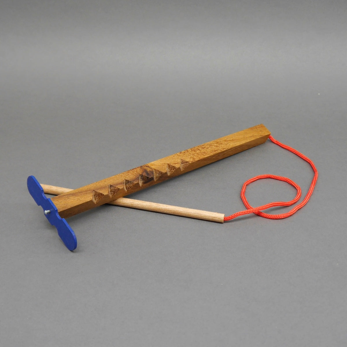Hui‑Maschine Geschicklichkeitsspiel Zaubertrick Magic: langer Holzstab mit roter Kordel, losem Griff und blauem Propeller.