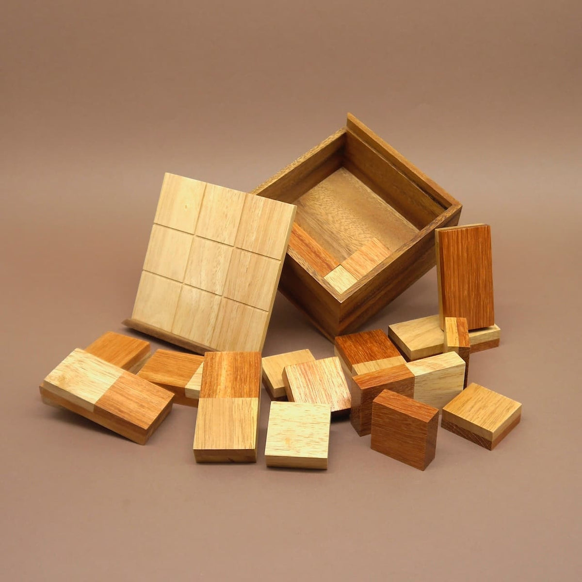Gesellschaftsspiel I Qube: geöffnete Holzbox mit Spielbrett und vielen rechteckigen Steinen zum Brettspielen.