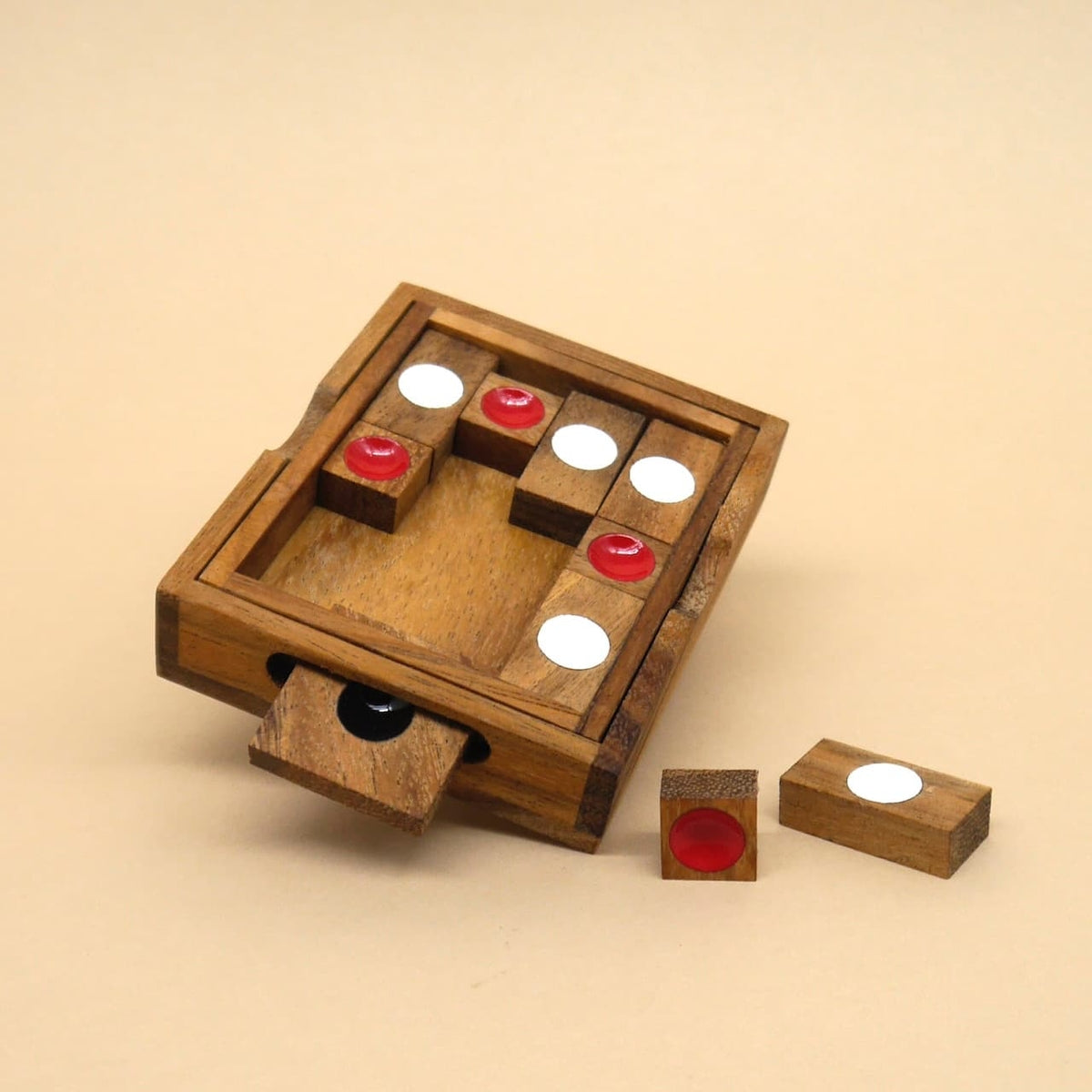 Holzpuzzle mit herausgenommenen Elementen und Schiebefach – ein anspruchsvolles Wooden Puzzle für kreative Brain Games.