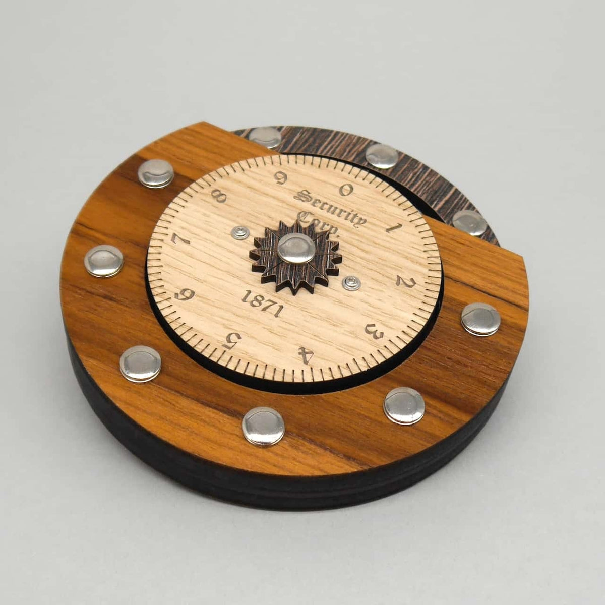 Hölzernes Geduldsspiel in Schloss-Optik, das als Brainteaser fungiert und durch Öffnen eines versteckten Mechanismus gelöst wird.