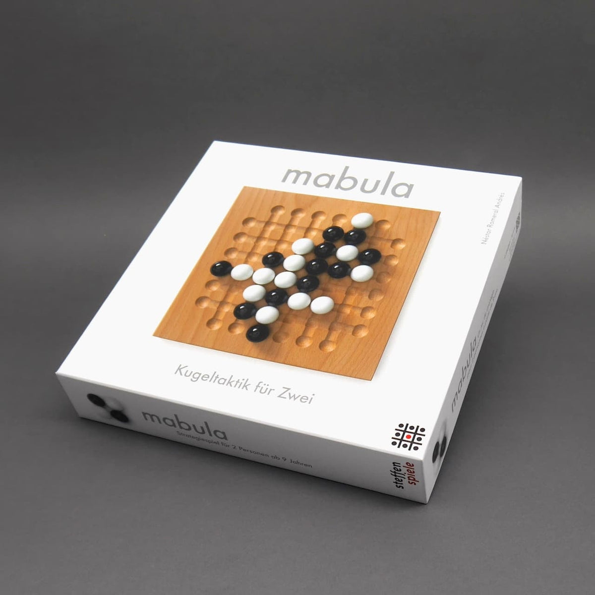 Das Holzbrettspiel Marbula in edler Verpackung – fördert spielerisch das Denken und taktisches Vorgehen