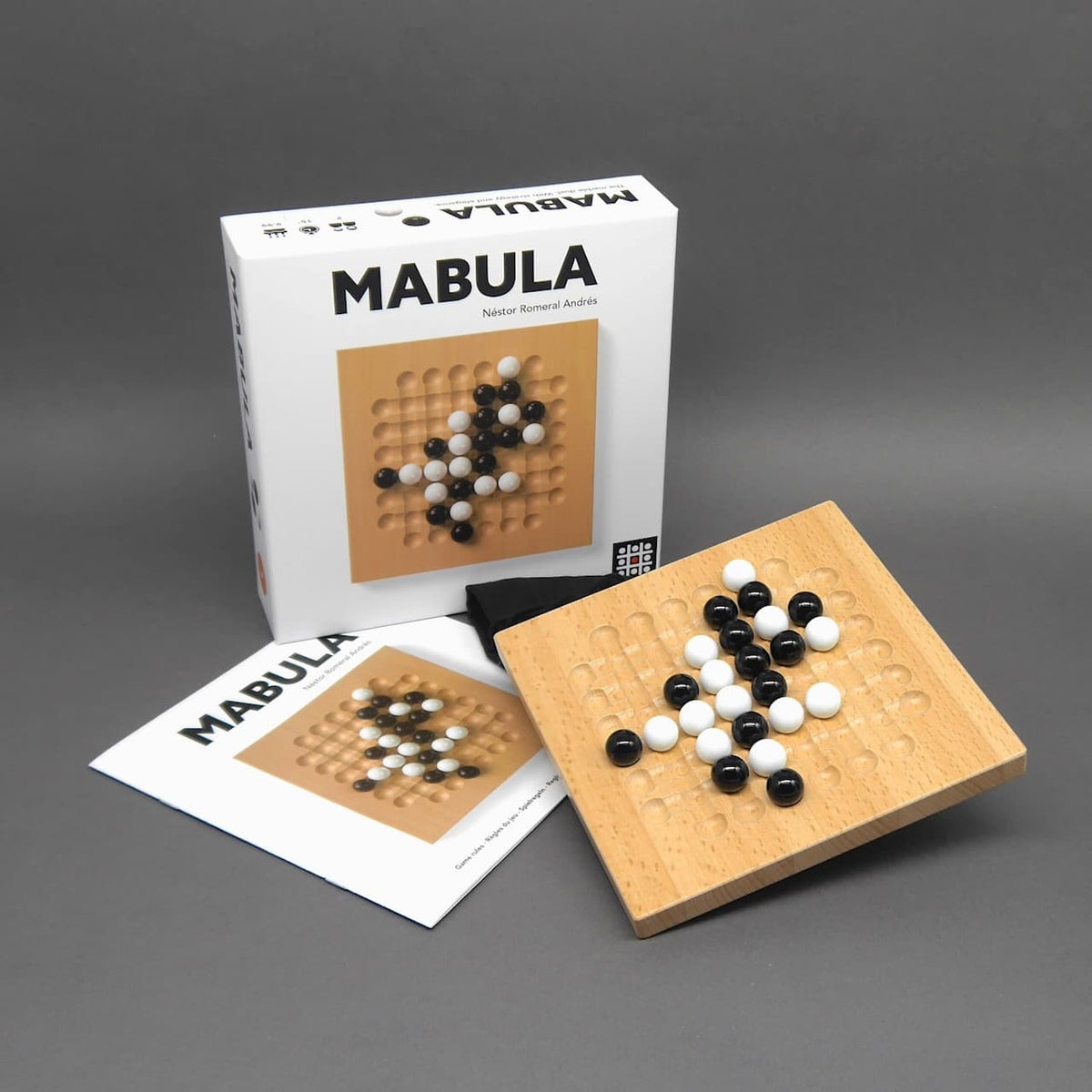 Holzspiel mit weißen und schwarzen Kugeln auf einem Spielbrett – ideales Kugelspiel für Liebhaber von strategischen Denkspielen.