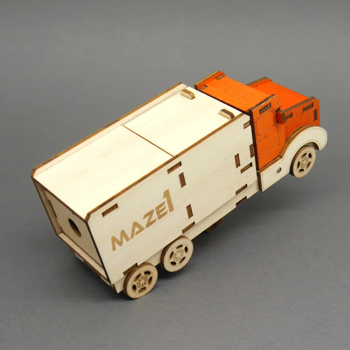 Schrägaufsicht auf den Maze1 Holz-Truck des Logikspiel-Puzzles, betont gelaserte Steckverbindungen