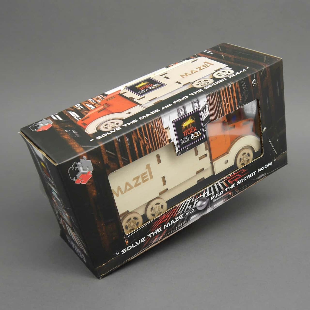 Verpackter Maze1 Holz-Truck im Karton mit Sichtfenster, Hinweis auf verstecktes Geheimfach im Inneren.