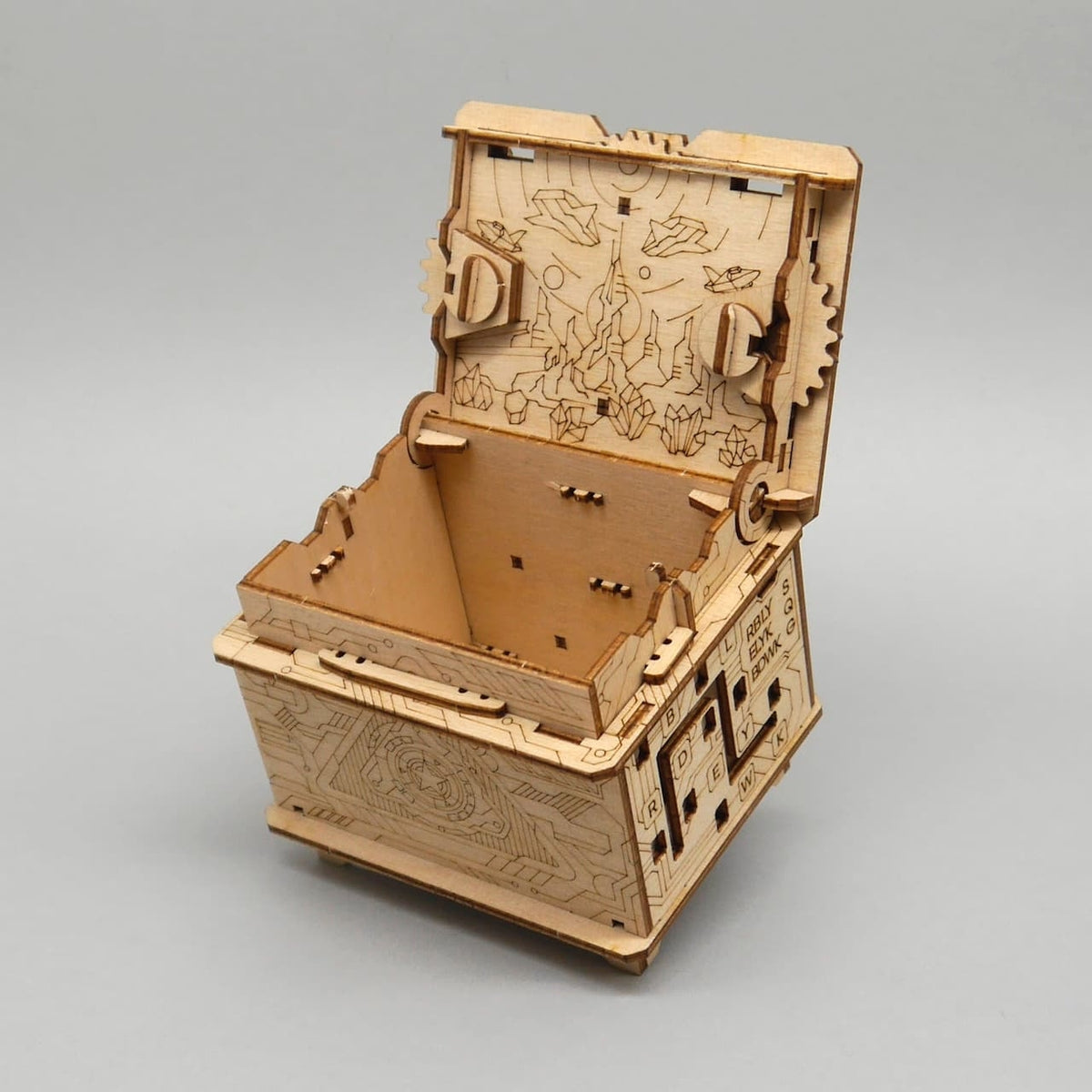 Geöffnete Knobelbox aus Holz mit verzahnten Mechanismen und filigranen Mustern – ideales Geduldsspiel zum Knobeln.