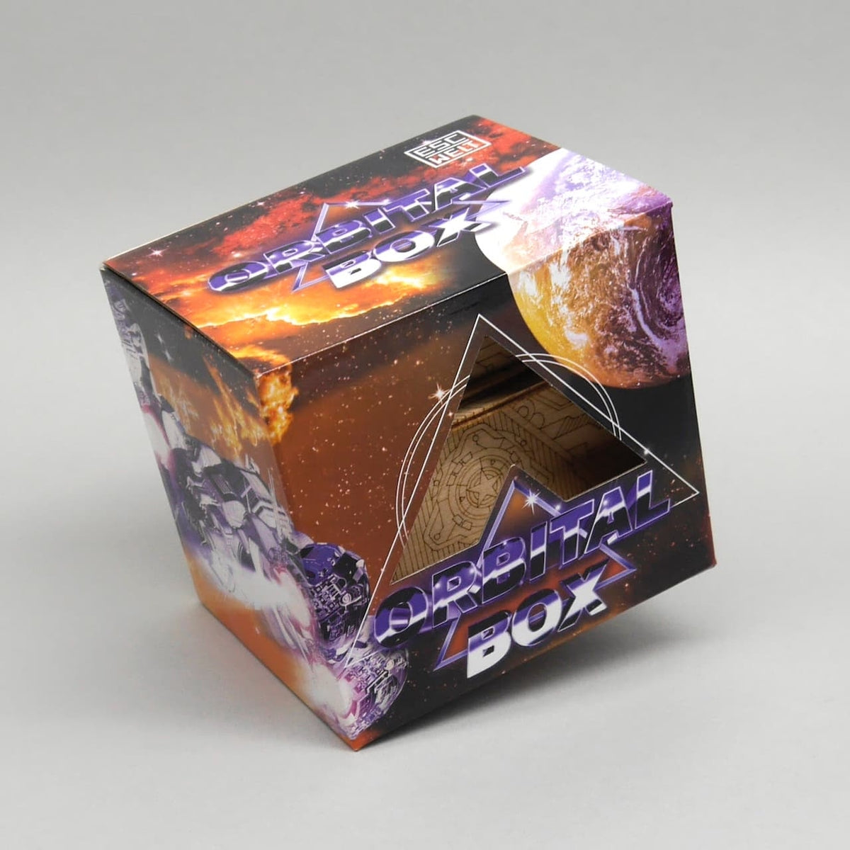 Bunte Produktverpackung mit Sichtfenster zeigt eine hochwertige Geschenkbox in Form einer Holz-Schatzkiste.