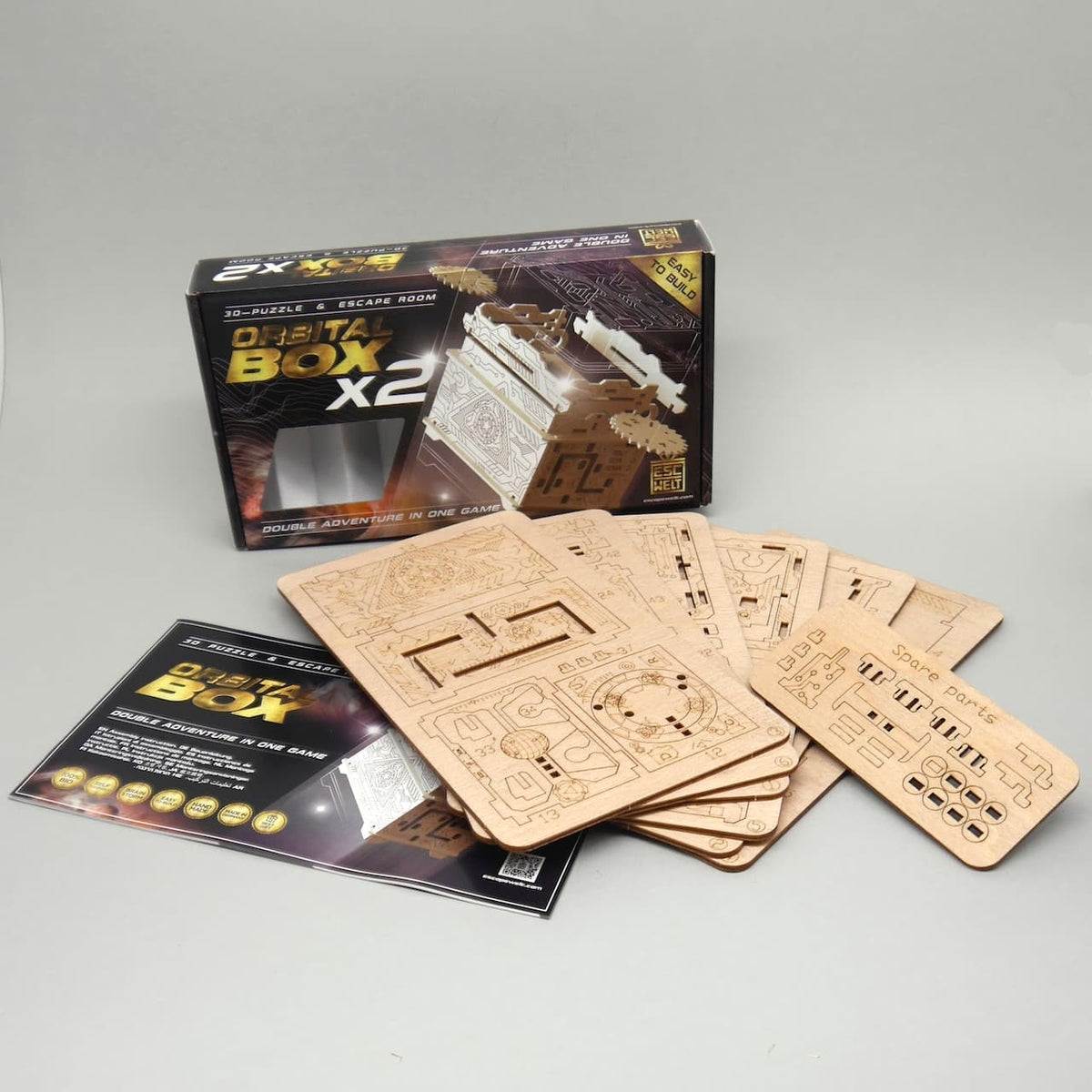Inhalt des Orbital Box Sets mit Holzplatten zum Herauslösen der Bauteile – die perfekte Geschenkidee mit eingebautem Geheimfach.