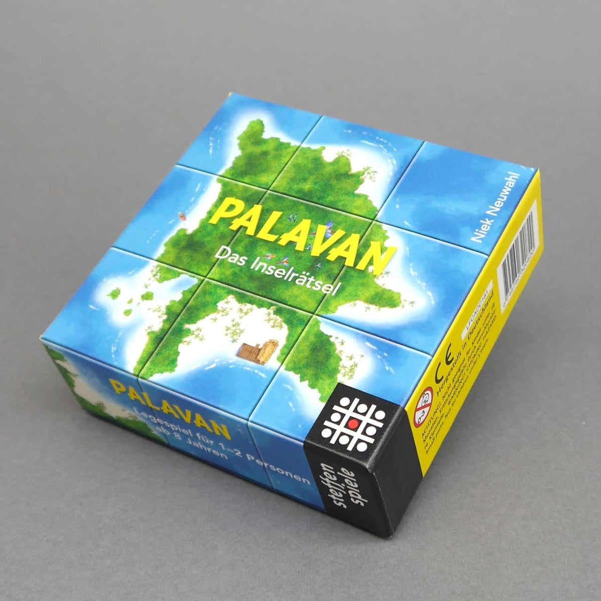 Die kompakte Box des Holzspiels „Palavan“ präsentiert auf dem Deckel ein neunteiliges Insel-Legepuzzle.