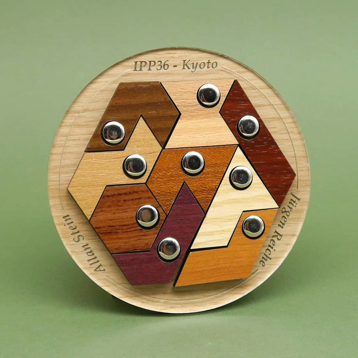 Buntes Holzpuzzle mit verschiedenfarbigen, geometrischen Formen in einem quadratischen Rahmen, angeordnet als Denkspiel zur Förderung von Logik und Kreativität.