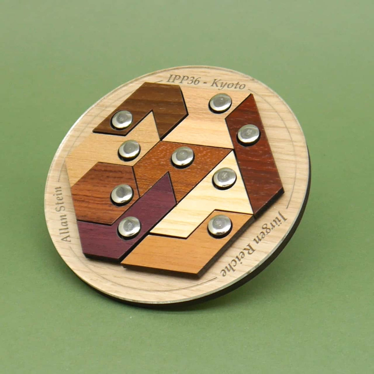 Mehrere farbige Holzpuzzleteile, die zu einem Mosaik zusammengesetzt werden können, als Geduldsspiel zum Knobeln und Kombinieren.