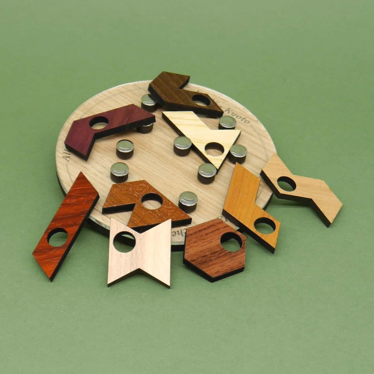 Legepuzzle mit unterschiedlich farbigen und geformten Teilen, die passgenau in einen quadratischen Rahmen gelegt werden und als IQ-Trainingsspiel dienen.