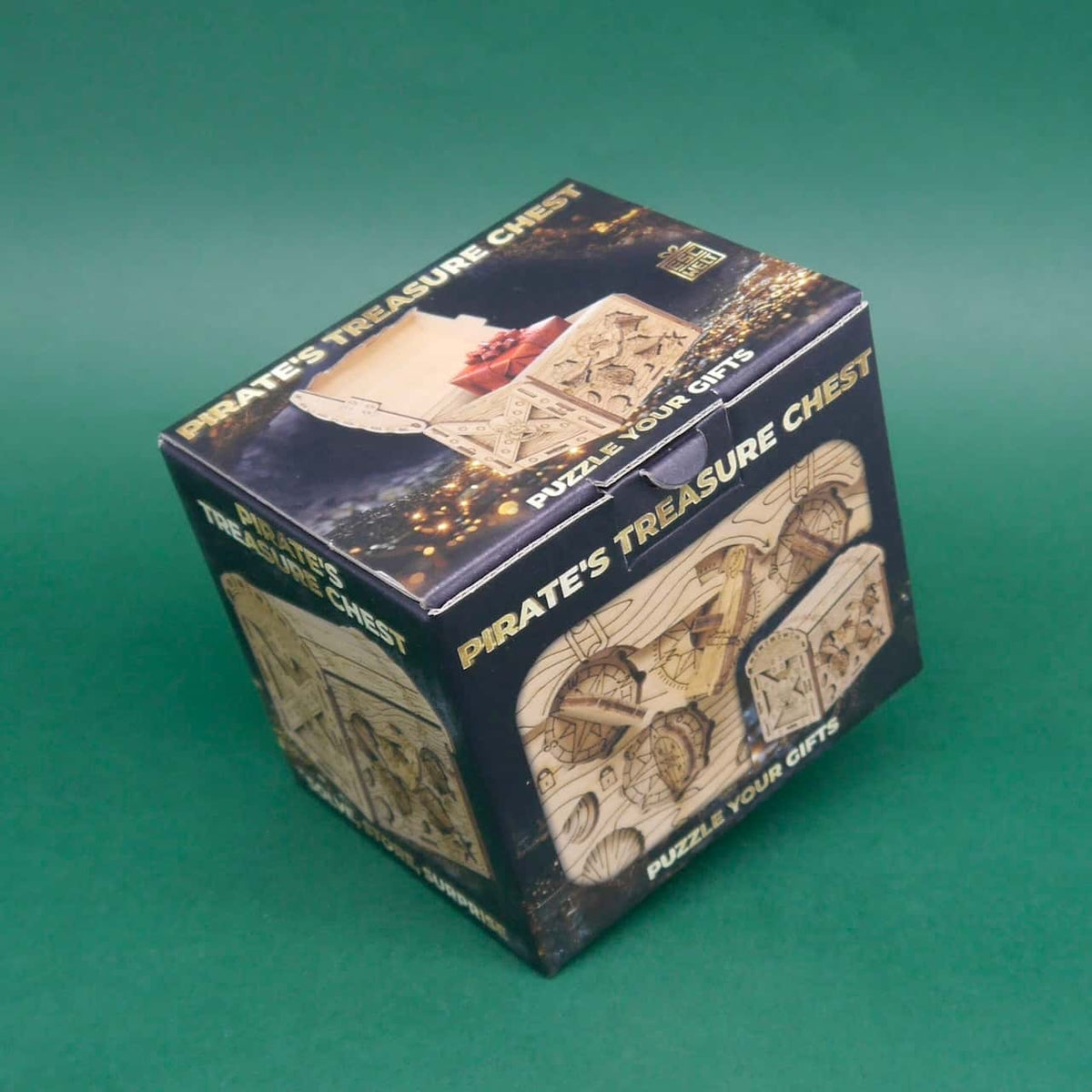 Verpackung des Knobelspiels „Pirate’s Treasure Chest“ – schwarzer Karton mit Abbildung der hölzernen Schatztruhe.