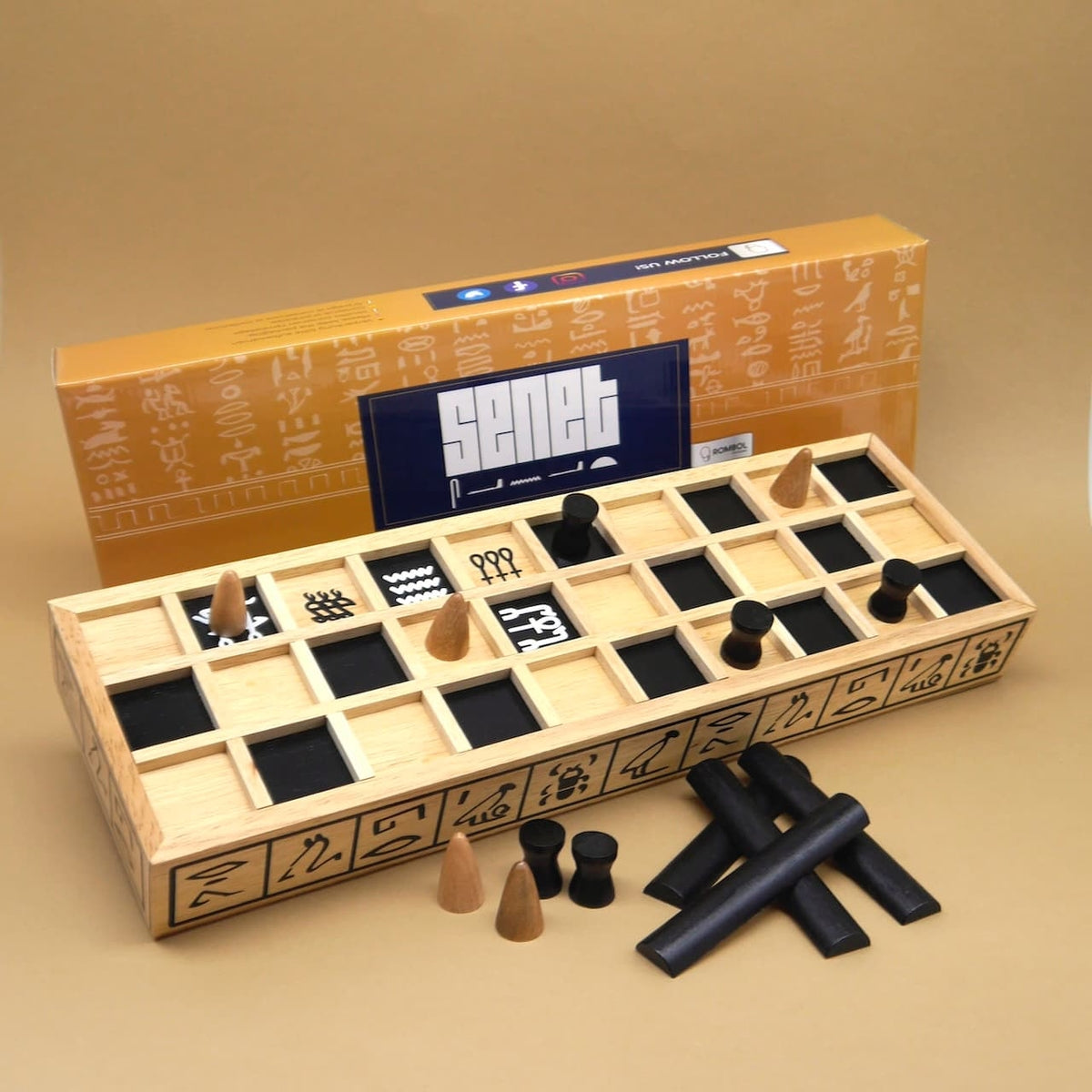 Aufgebautes Senet Brettspiel mit Holzbrett, konischen und zylindrischen Spielfiguren sowie passender Box im Hintergrund – ein historisches Denkspiel.