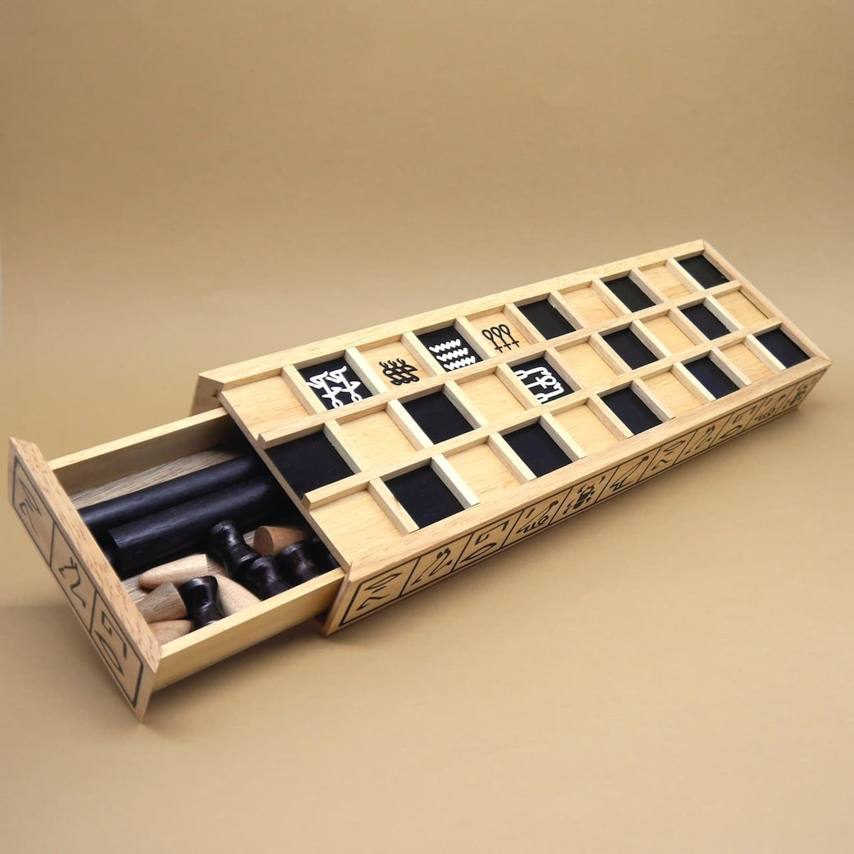 Senet Brett mit geöffneter Schublade voller Spielsteine; das längliche Feld erinnert an Backgammon und betont den strategischen Charakter.