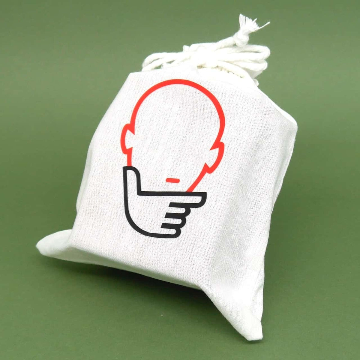 Stoffsäckchen mit minimalistischer Denker-Grafik, Symbol für ein kreatives Knobeln mit 3D-Puzzle.