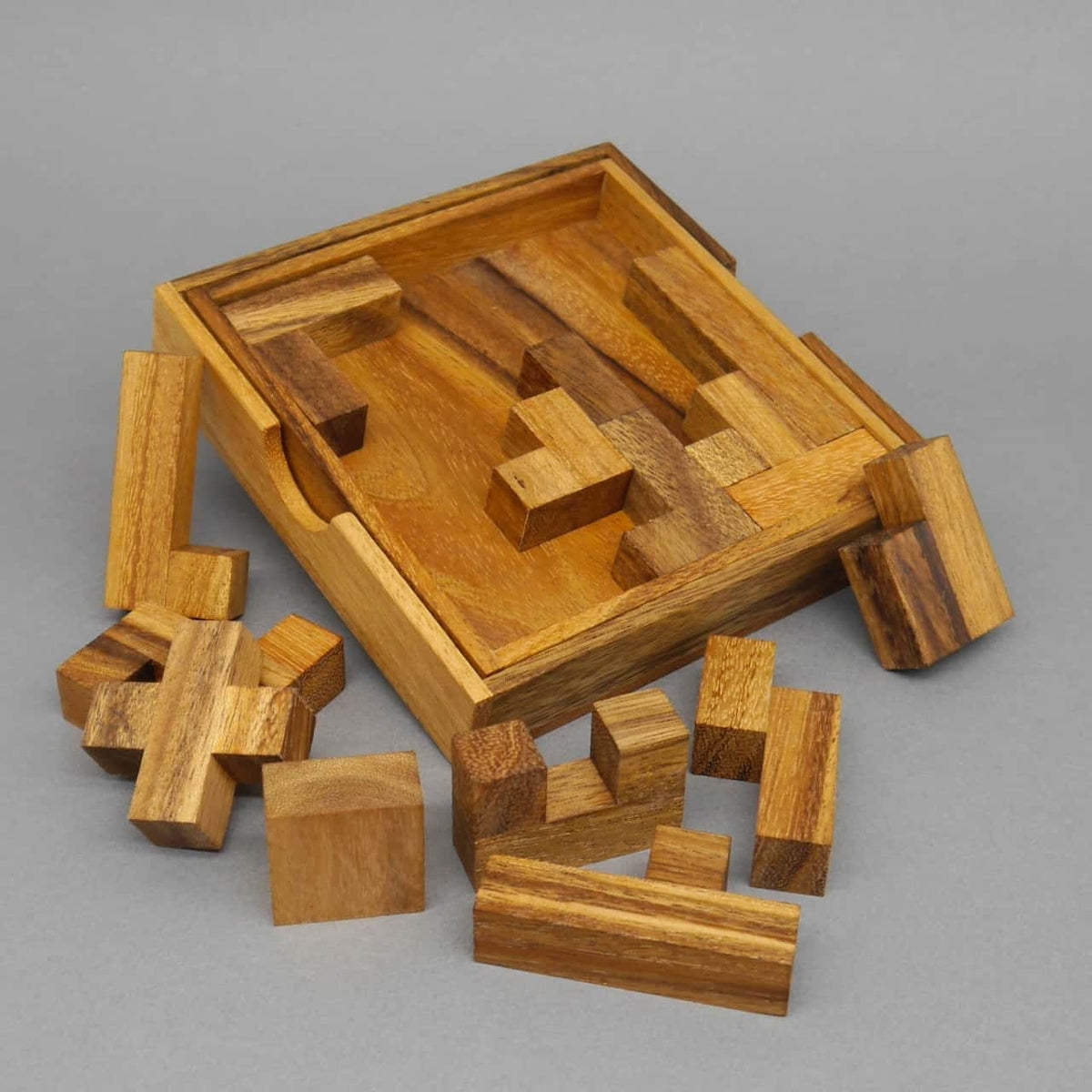 Kniffliges Geduldsspiel aus Holz mit herausgenommenen Elementen des „Spiel des Lebens