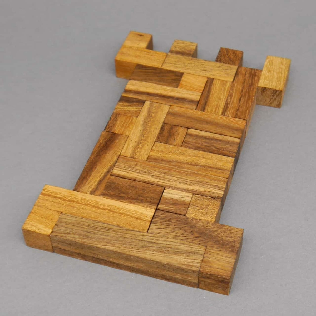 Zusammengesetztes Holzspiel „Spiel des Lebens“ – anspruchsvolles Wooden Game zum Knobeln und Rätseln.