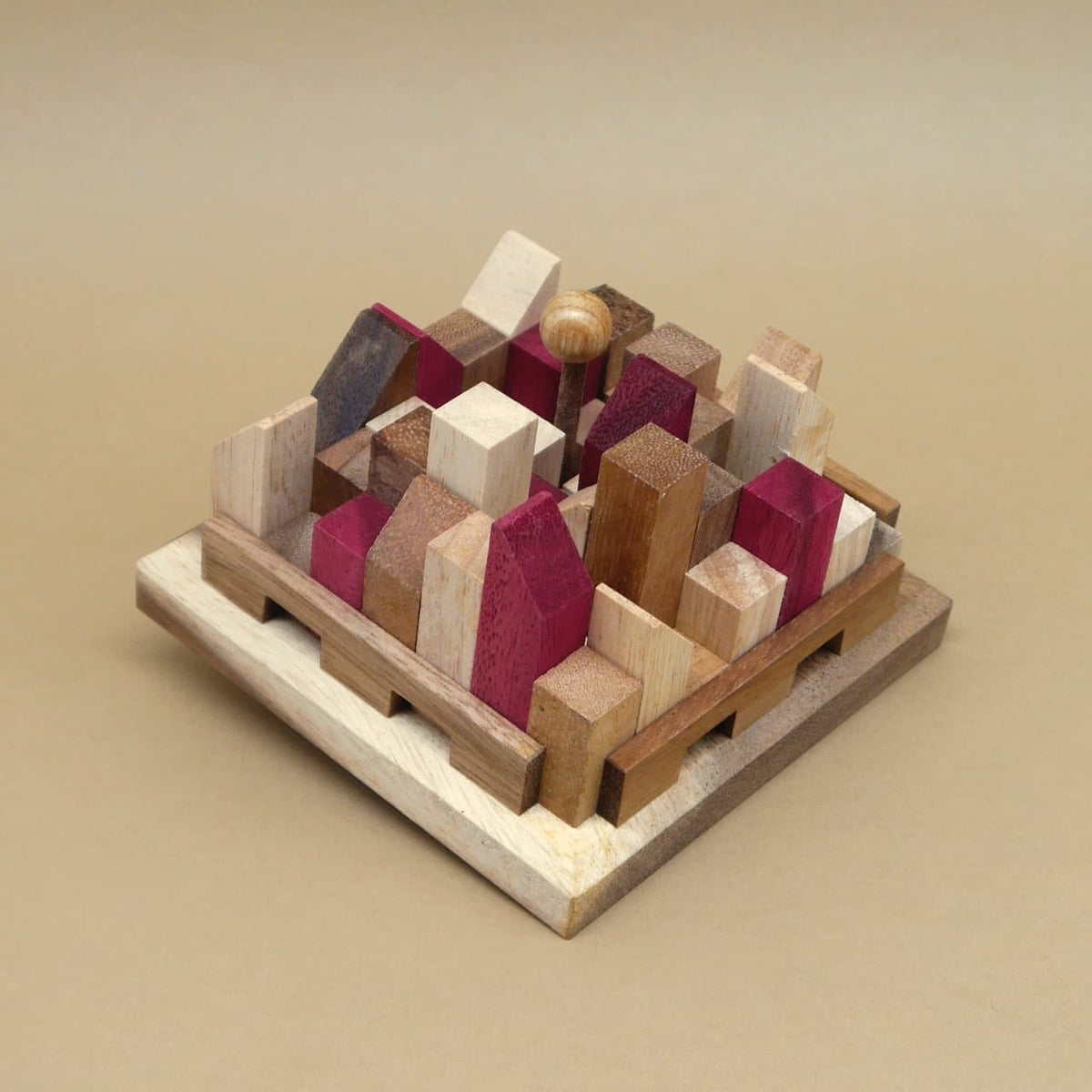 Holz-Stadtpuzzle als Knobelspiel mit verschiedenen bunten Holzbausteinen zum Denksport und Knobeln.