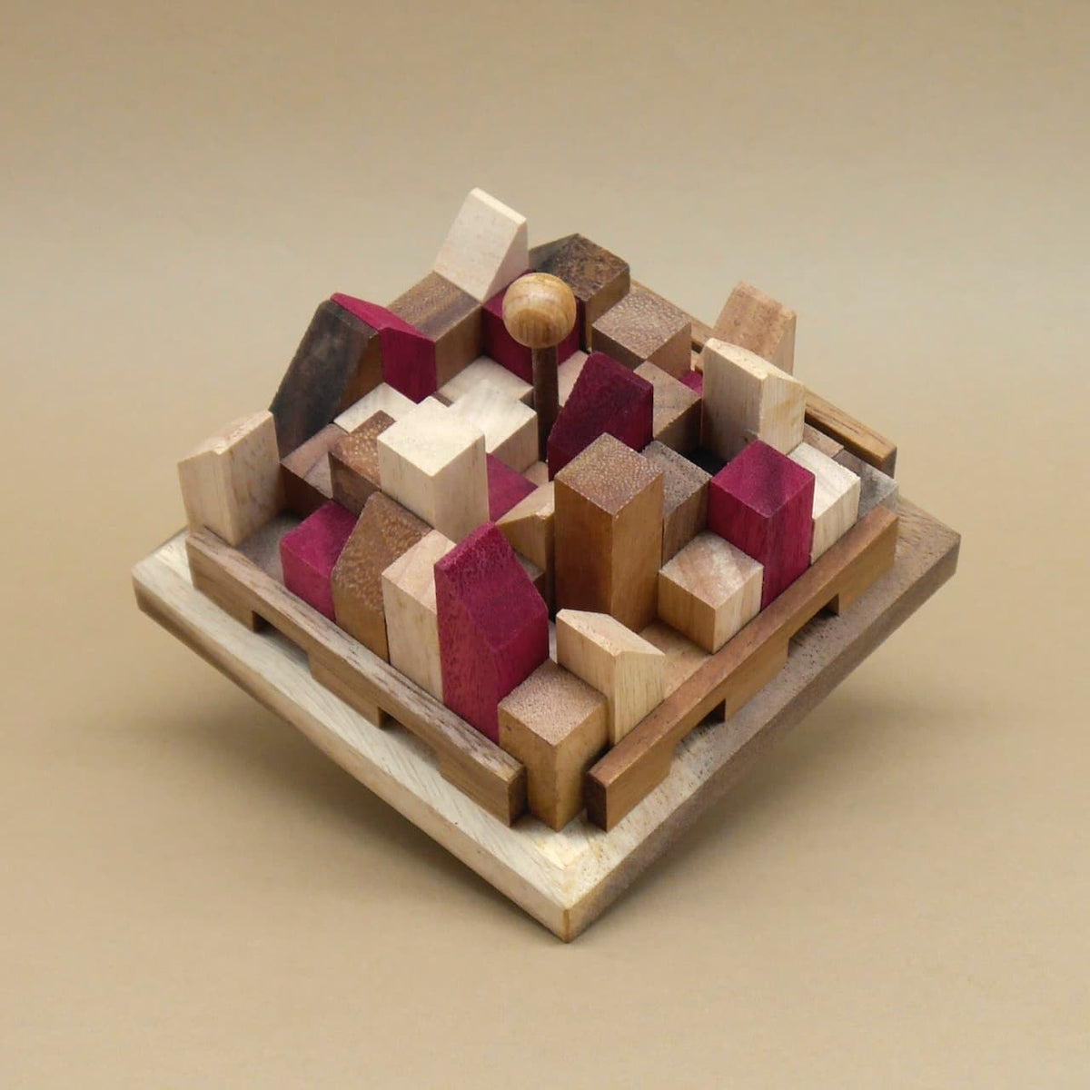 IQ Holzpuzzle Stadtpuzzle als Knobelspiel mit geometrischen Holzbausteinen in Natur- und Rottönen.