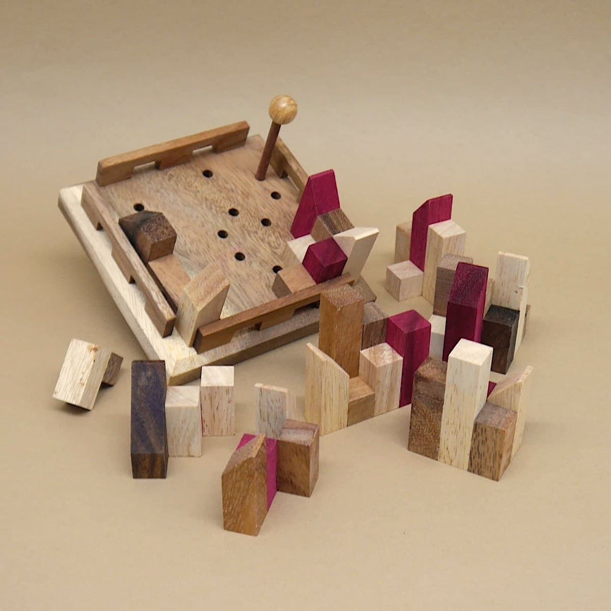 Holzspiel Stadtpuzzle als 3D Wooden Puzzle mit herausnehmbaren Holzbausteinen.