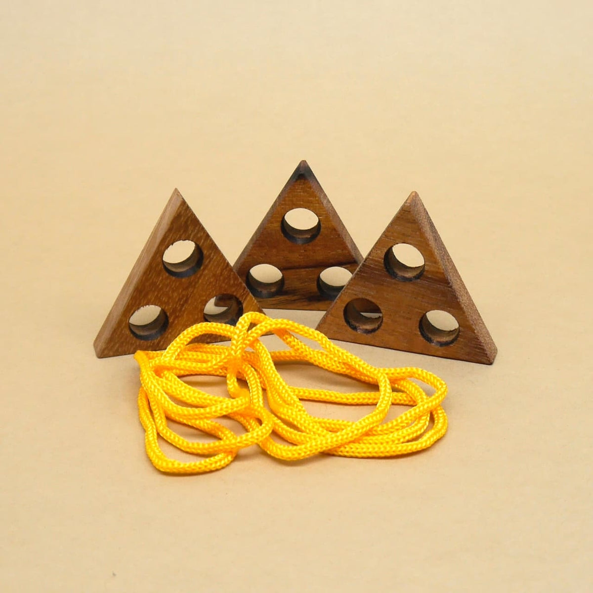 Unverknotetes Triangel-Holzspiel mit gelber Schnur, klassisches Geduldsspiel mit drei Holzdreiecken.